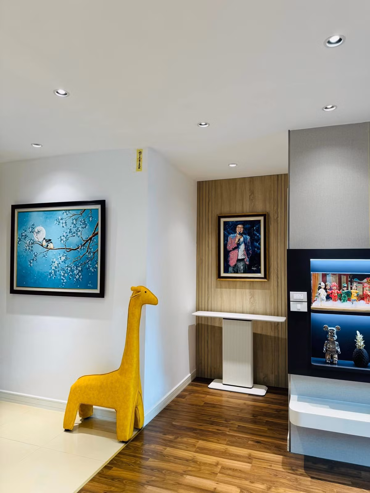 Trên tường, nam diễn viên tô điểm bằng một vài bức tranh đẹp mắt.