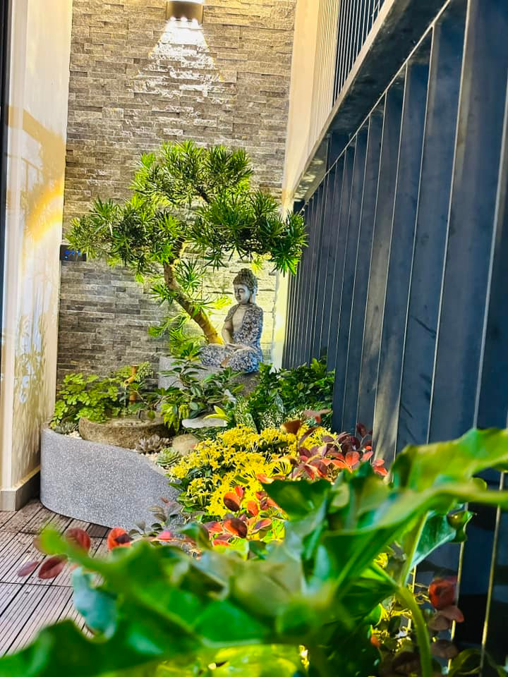 Lâm Ngọc Hà cho biết nhà là nơi để về sau những giờ làm việc mệt mỏi, người hạnh phúc nhất là người tìm thấy sự bình yên dưới mái nhà của mình.