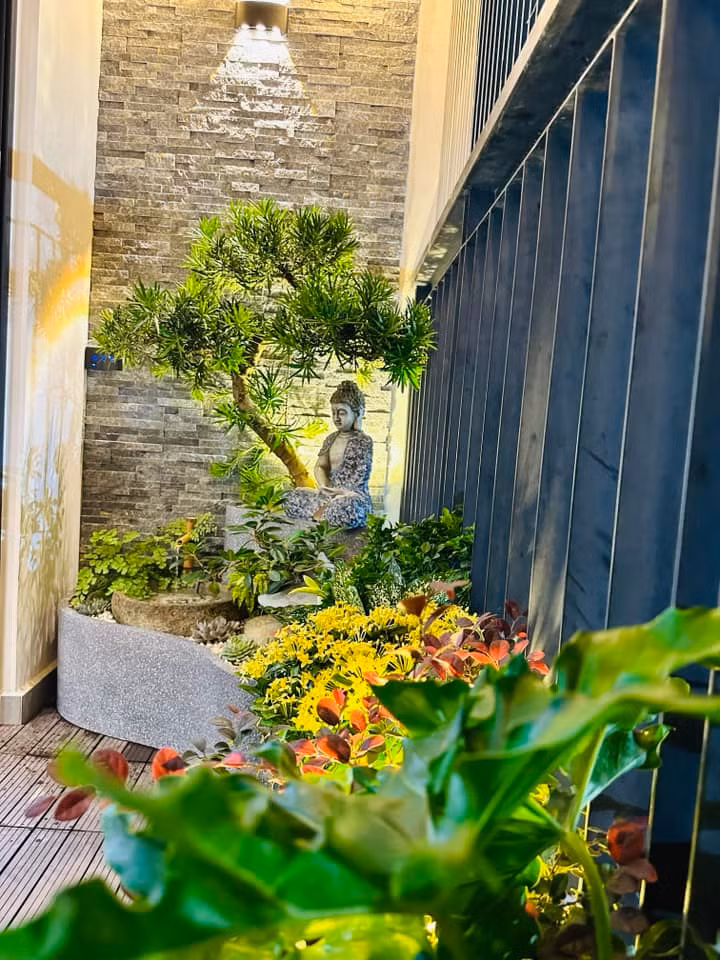 Lâm Ngọc Hà cho biết nhà là nơi để về sau những giờ làm việc mệt mỏi, người hạnh phúc nhất là người tìm thấy sự bình yên dưới mái nhà của mình.