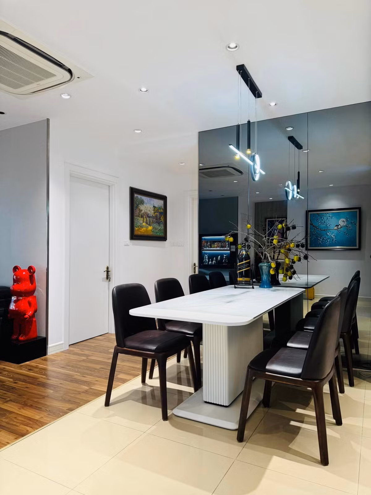 Không gian bàn ăn được bày trí sang trọng.