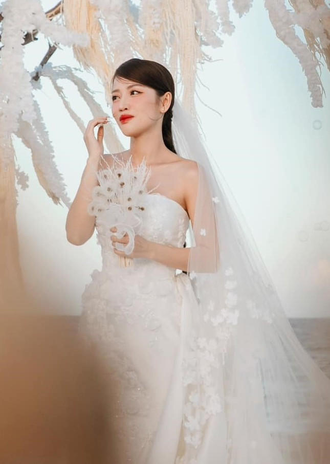 Bó hoa cưới cầm tay của Puka được kết từ những bông bồ công anh. Ảnh: Tiền phong