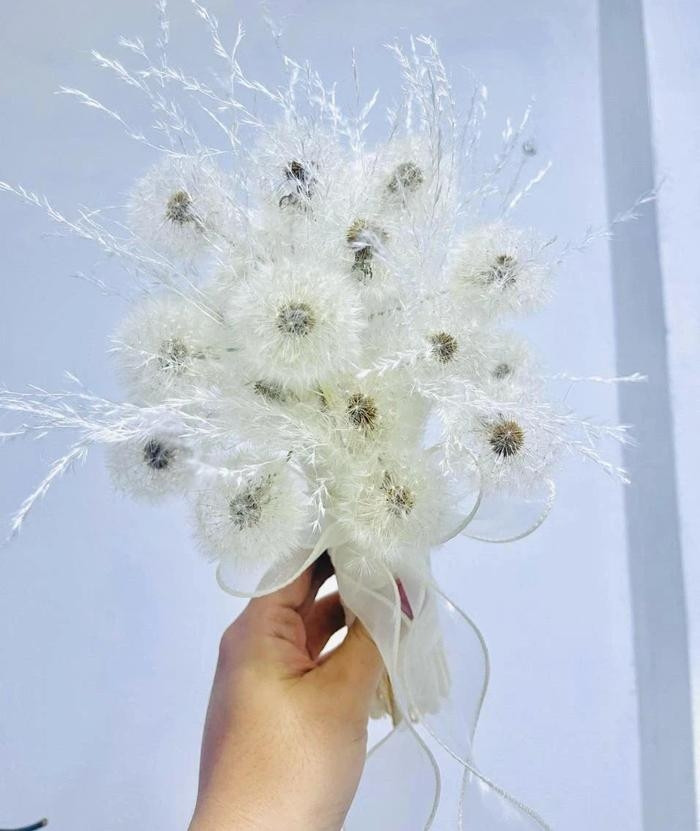 Sau đó, êkip xử lý keo, nhiệt để cánh hoa không bị thổi bay và phối thêm ít lông tơ tạo sự mềm mại cho tổng thể. Ảnh: Saostar