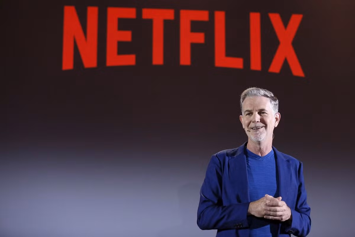 Reed Hastings là tỷ phú đồng sáng lập và hiện là Giám đốc điều hành Netflix. Đi lên từ hai bàn tay trắng, tỷ phú này hiểu giá trị của lao động và muốn con cái của mình cũng phải chăm chỉ làm việc thay vì sống trong nhung lụa cả đời. Ảnh: VIP Brand Academy