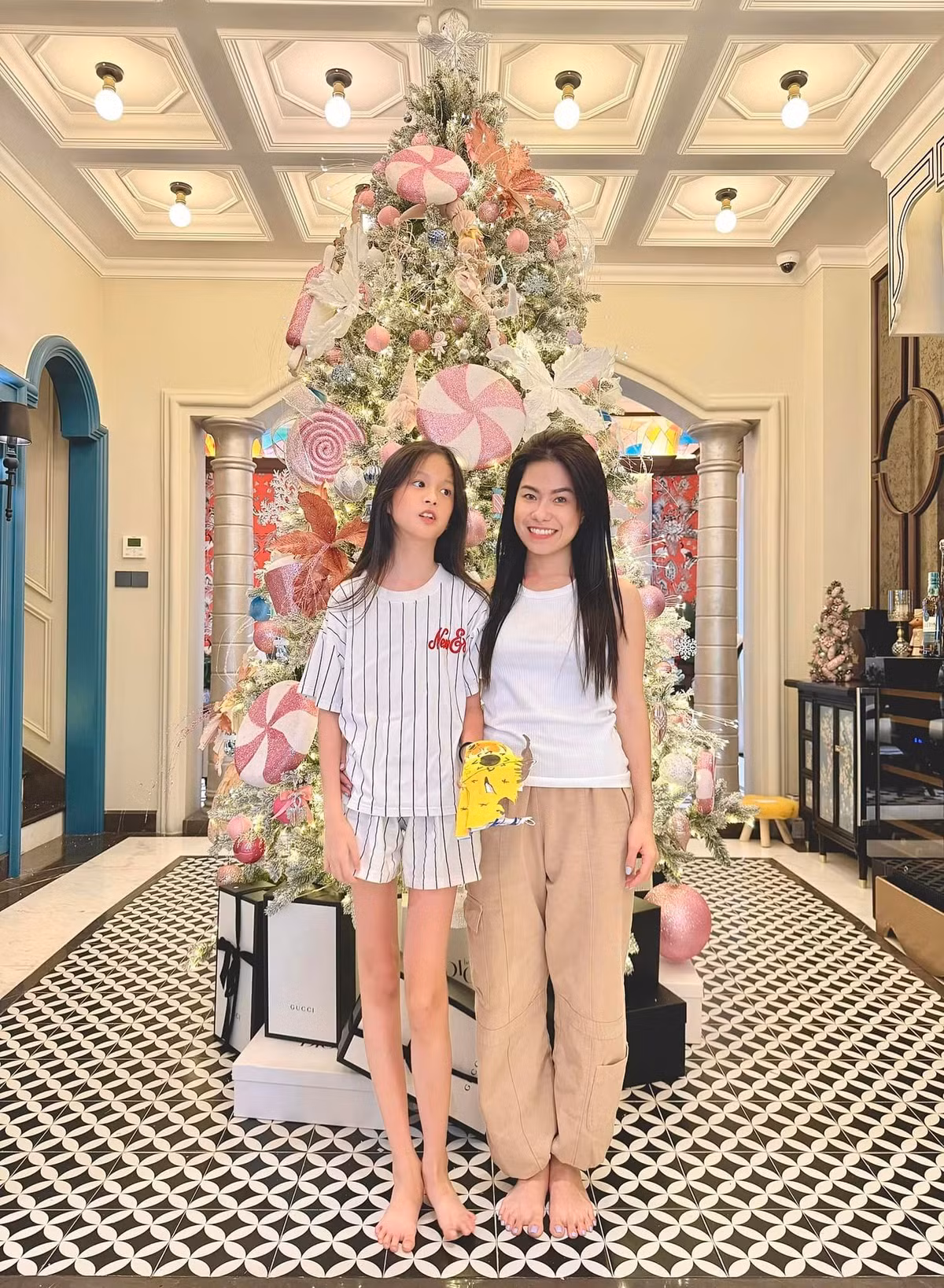 Cây thông cao tới tận nóc, được decor xinh xắn, giăng đèn lung linh.