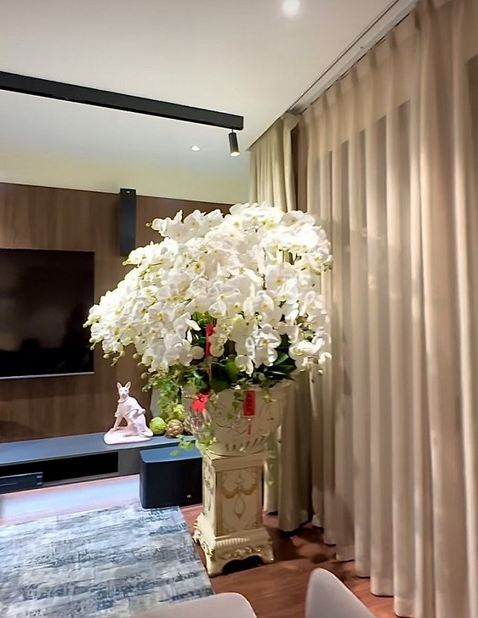 Căn nhà sử dụng tông màu trầm chủ đạo, tạo cảm giác ấm áp. Ảnh: FBNV