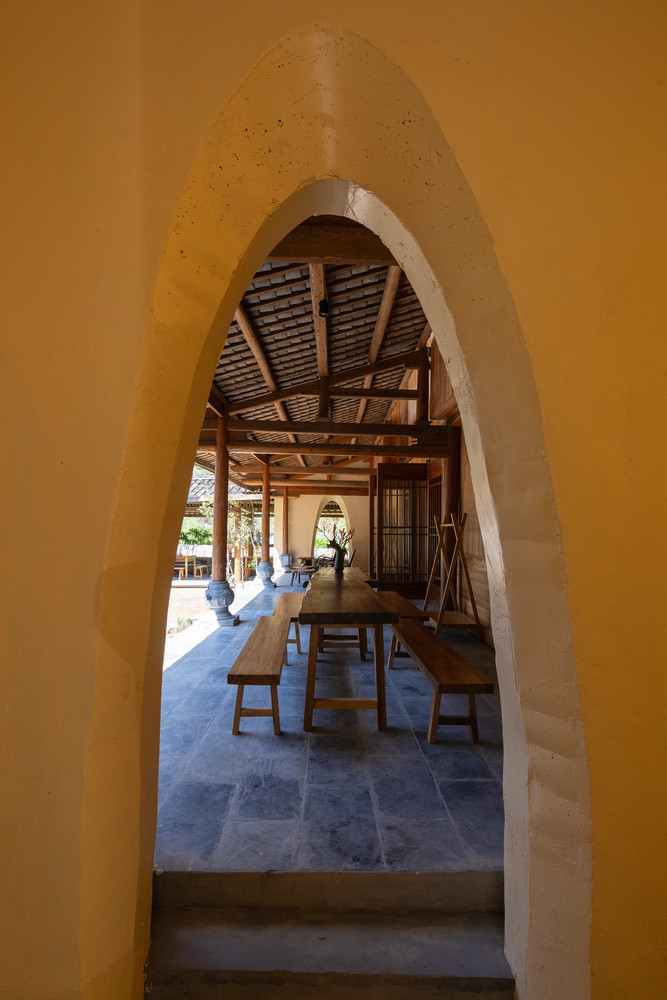 Hành lang xung quanh được làm hoàn toàn bằng gỗ và lợp ngói âm dương giống như ngôi nhà chính, nhằm kết nối các khối nhà lại với nhau và làm nơi phục vụ bữa ăn cho du khách.