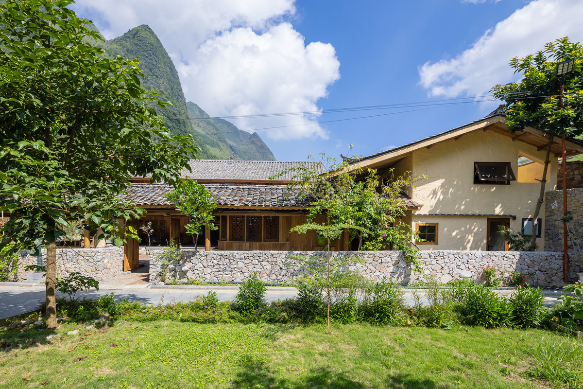 Trong quá trình cải tạo nhà, kiến trúc sư giữ nguyên toàn bộ khung nhà gỗ truyền thống hiện có, bổ sung thêm tường và vách ốp gỗ tạo hiệu ứng ngôi nhà tường bùn của người dân địa phương.