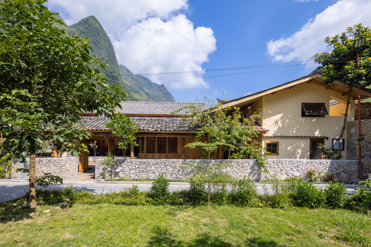 Trong quá trình cải tạo nhà, kiến trúc sư giữ nguyên toàn bộ khung nhà gỗ truyền thống hiện có, bổ sung thêm tường và vách ốp gỗ tạo hiệu ứng ngôi nhà tường bùn của người dân địa phương.