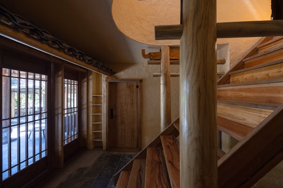 Khối nhà chính được quy hoạch là tòa nhà 2 tầng với 8 phòng ngủ, tất cả đều có kết cấu khác nhau, mỗi phòng giống như một ngôi nhà nhỏ trong một tổng thể rộng lớn.