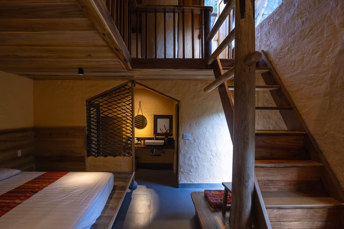 Vì vậy, căn phòng được thiết kế với kết cấu hoàn toàn riêng biệt, có giường và nhà vệ sinh riêng bên dưới dành cho người lớn tuổi, còn cầu thang gỗ nhỏ dẫn gia đình trẻ lên phía trên.