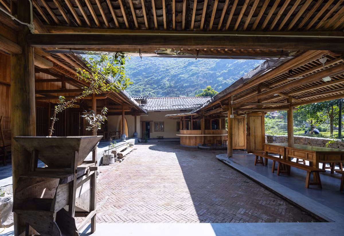 Ngói âm dương điểm xuyên suốt từ ngoài đến các phòng ngủ, các chi tiết trang trí, tạo sự liền mạch, dung hòa với cảnh quan chung của ngôi làng.