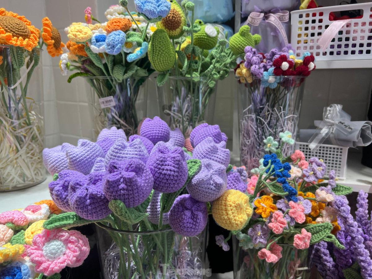Đáng chú ý, bên cạnh hoa tươi, thị trường quà tặng 20/10 năm nay có sự xuất hiện của hoa len mới lạ. Ảnh: Tiền phong