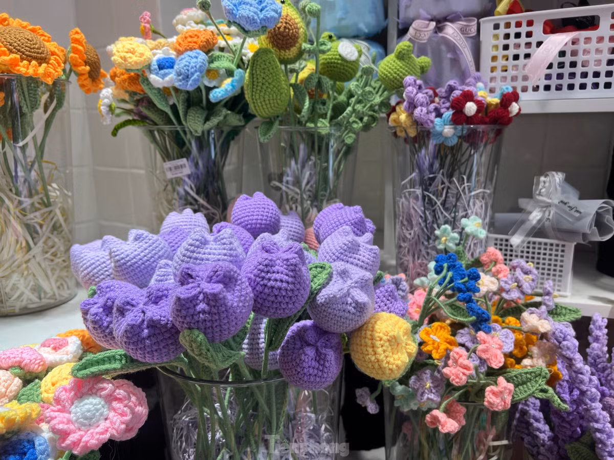 Đáng chú ý, bên cạnh hoa tươi, thị trường quà tặng 20/10 năm nay có sự xuất hiện của hoa len mới lạ. Ảnh: Tiền phong