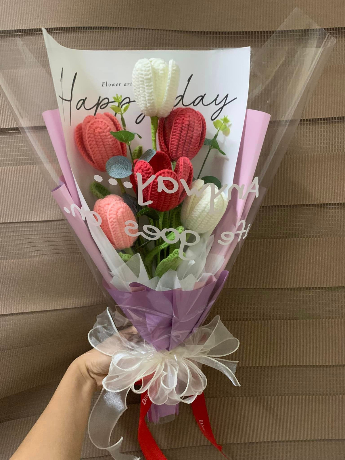 Theo đó, hoa làm từ len gói sang trọng, dễ thương, đặc biệt “không đụng hàng” được nhiều khách hàng ưa chuộng. Ảnh: Facebook