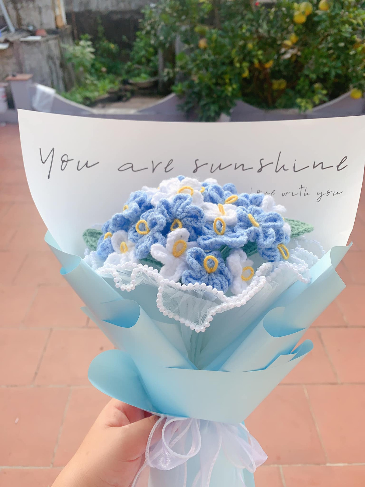 Trên thị trường, mỗi bó hoa len, hoa gấu bông làm từ len giá khoảng 500.000 đồng. Ảnh: Facebook