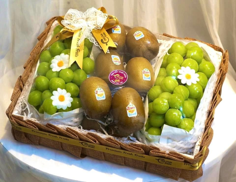 Khách hàng có thể chọn từng loại trái cây ưng ý và được cửa hàng gói quà tặng miễn phí. Ảnh: Facebook