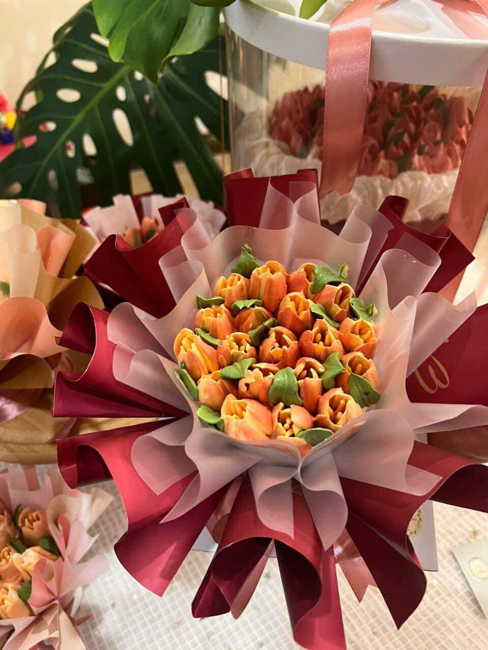 Set 1 bánh hoa nhỏ (1-2 người ăn) có giá 99.000 đồng, set 1 bánh hoa nhỡ (2-3 người ăn) giá 199.000 đồng, set 1 bánh hoa to ( 4-5 người ăn) giá 399.000 đồng. Ảnh: Facebook