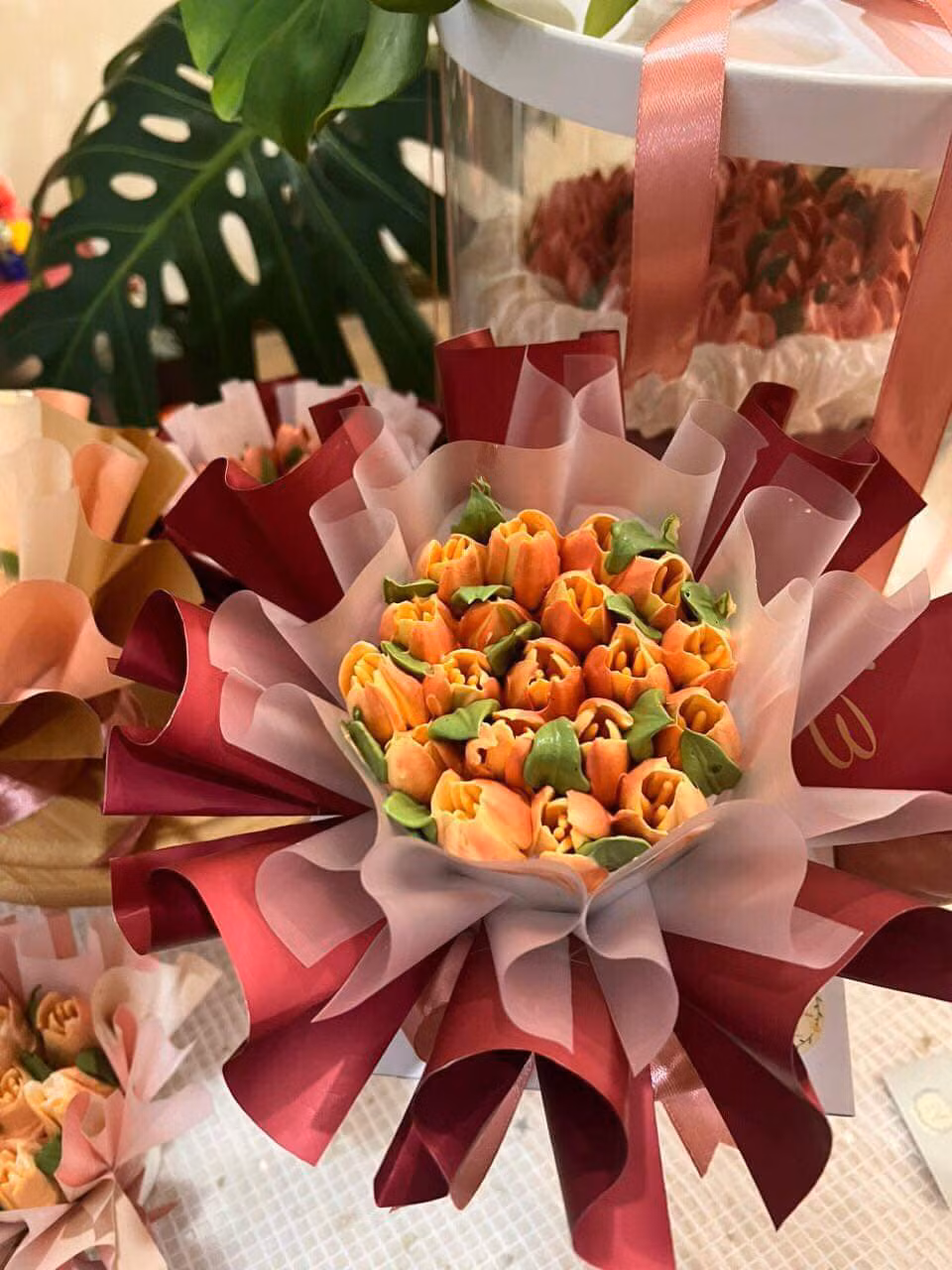 Set 1 bánh hoa nhỏ (1-2 người ăn) có giá 99.000 đồng, set 1 bánh hoa nhỡ (2-3 người ăn) giá 199.000 đồng, set 1 bánh hoa to ( 4-5 người ăn) giá 399.000 đồng. Ảnh: Facebook