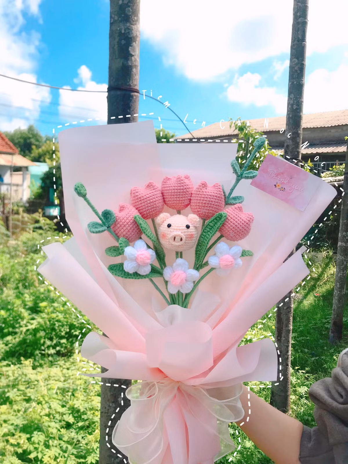 Theo chủ các cửa hàng, hoa len được ưa chuộng vì mẫu mã đa dạng, lạ, bắt mắt... Ảnh: Facebook