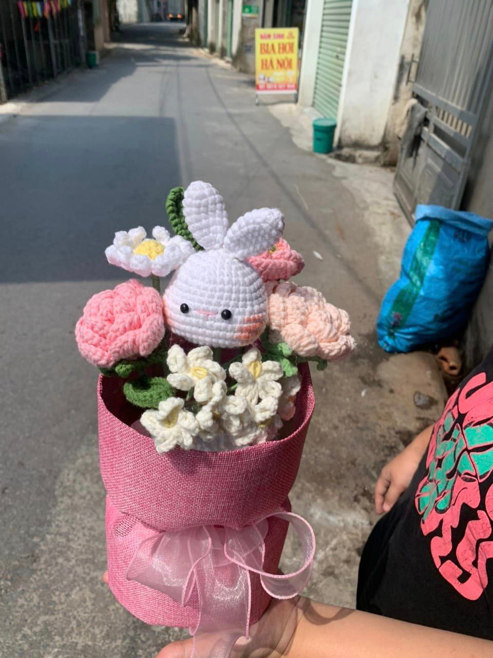 Bên cạnh đó còn có hoa len làm móc khóa, chậu cây hoa len giá chỉ vài chục ngàn đồng/sản phẩm. Ảnh: Facebook