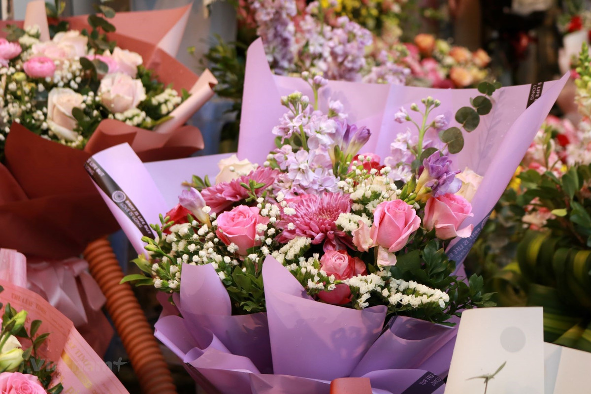 Cận kề ngày Phụ nữ Việt Nam 20/10, nhiều cửa hàng đã tung ra thị trường nhiều loại quà tặng độc đáo. Ảnh: Vietnamplus