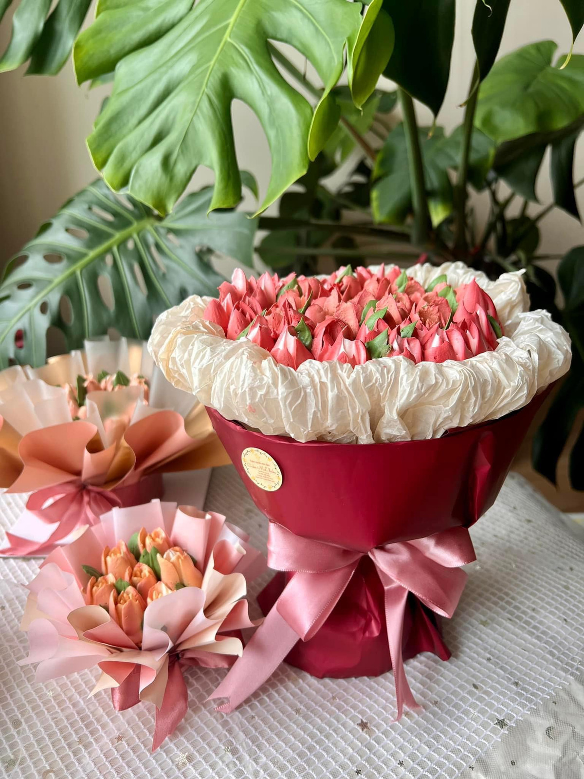 Ngoài ra, bánh hoa làm từ kem tươi cũng được rao bán rầm rộ trên chợ mạng. Ảnh: Facebook