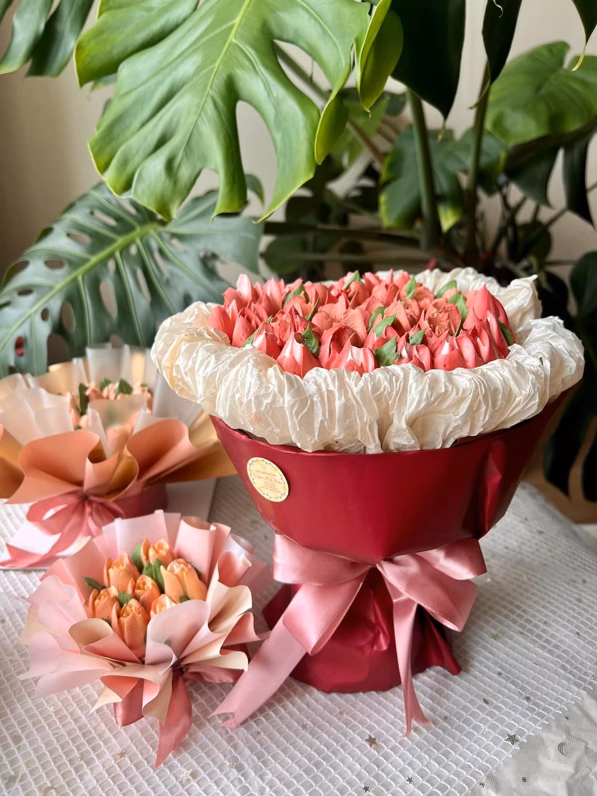 Ngoài ra, bánh hoa làm từ kem tươi cũng được rao bán rầm rộ trên chợ mạng. Ảnh: Facebook