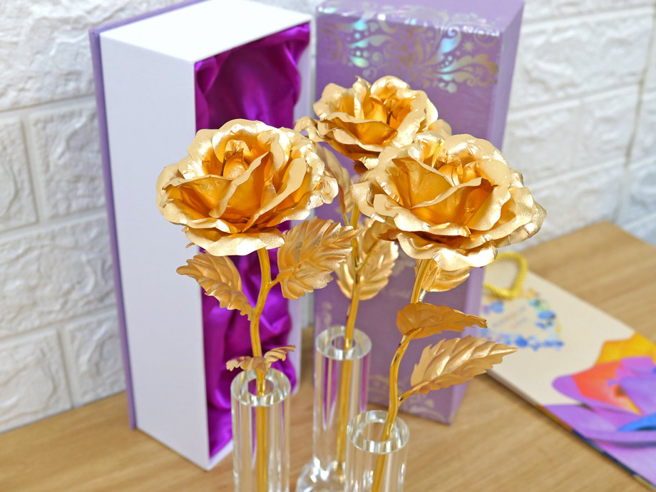 Hoa hồng mạ vàng giá từ 1 - 4 triệu đồng cũng thu hút đông đảo khách hàng thuộc phân khúc cao cấp. Ảnh: Tranhdonghoanggia