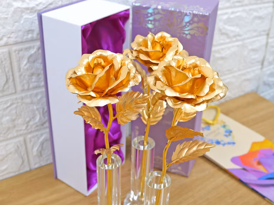 Hoa hồng mạ vàng giá từ 1 - 4 triệu đồng cũng thu hút đông đảo khách hàng thuộc phân khúc cao cấp. Ảnh: Tranhdonghoanggia