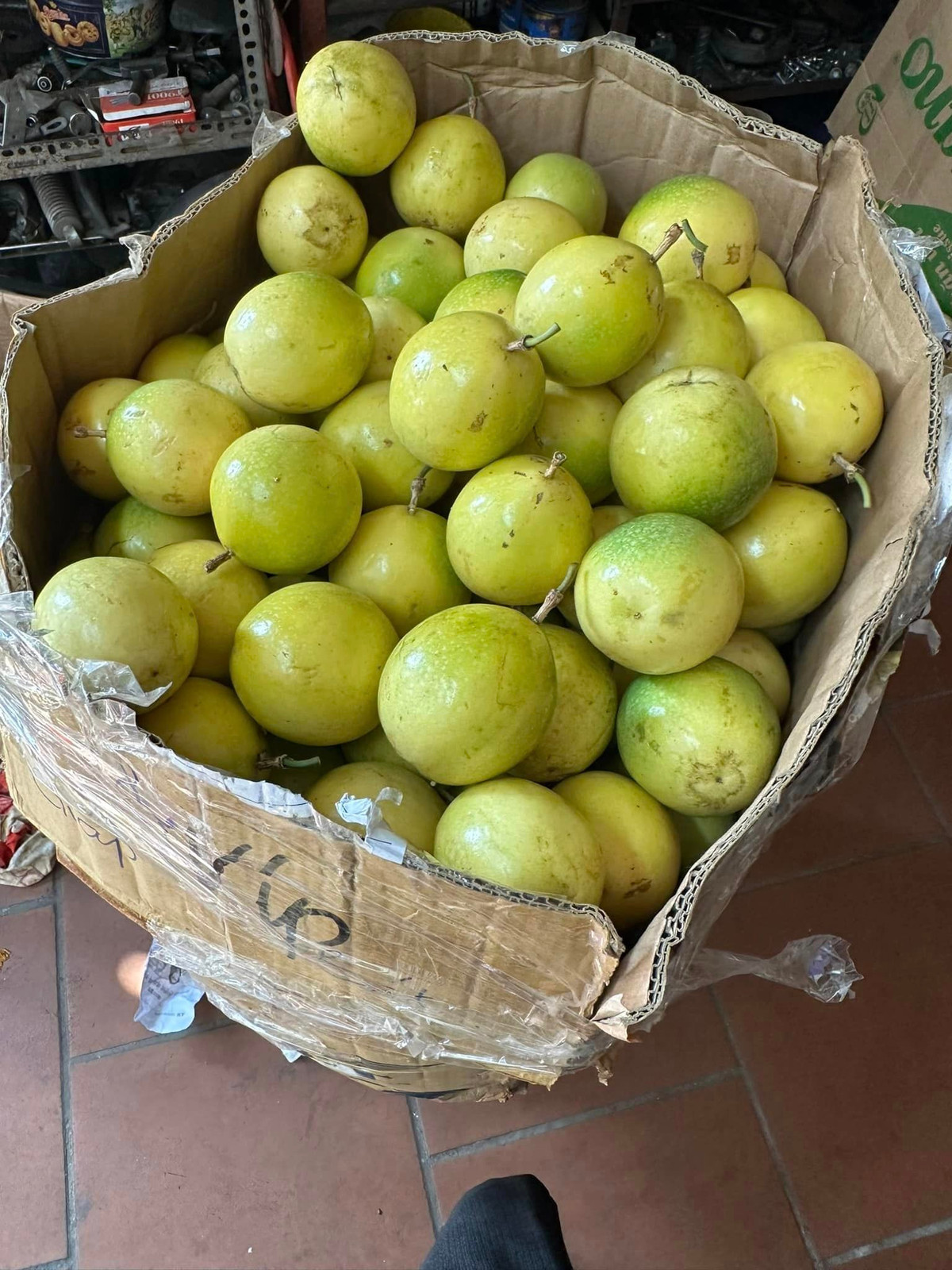 Nếu chanh leo chua giá dao động 25.000 - 30.000 đồng/kg, lúc rộ chỉ 15.000 đồng/kg thì chanh leo ngọt giá lên tới 85.000 đồng/kg. Thậm chí, hàng loại đẹp giá tới 120.000 - 135.000 đồng/kg. Ảnh: Facebook