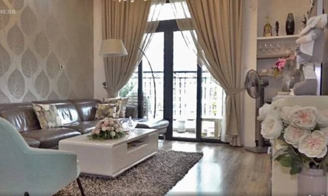 Căn hộ được vợ chồng Đăng Dương cải tạo lại toàn bộ không gian theo sở thích. Phòng khách rộng theo phong cách hiện đại. Ảnh: Internet
