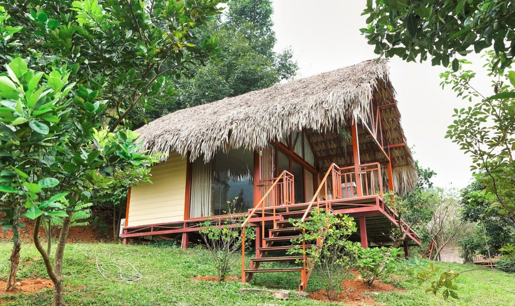 Ca sĩ Việt Hoàn cho xây dựng nhiều nhà gỗ nằm rải rác trong khuôn viên với đầy đủ tiện nghi để tiếp đón bạn bè từ thành phố lên chơi. Ảnh: FBNV