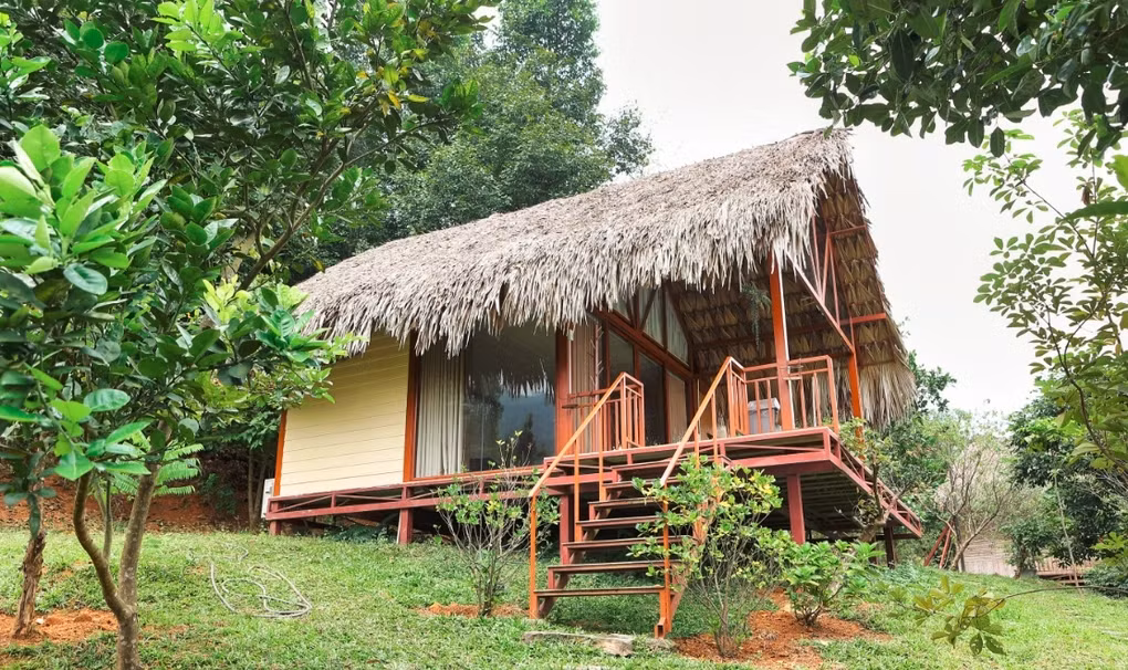 Ca sĩ Việt Hoàn cho xây dựng nhiều nhà gỗ nằm rải rác trong khuôn viên với đầy đủ tiện nghi để tiếp đón bạn bè từ thành phố lên chơi. Ảnh: FBNV