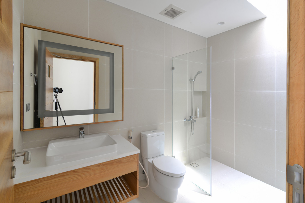 Phòng tắm hiện đại với gam màu trắng chủ đạo.