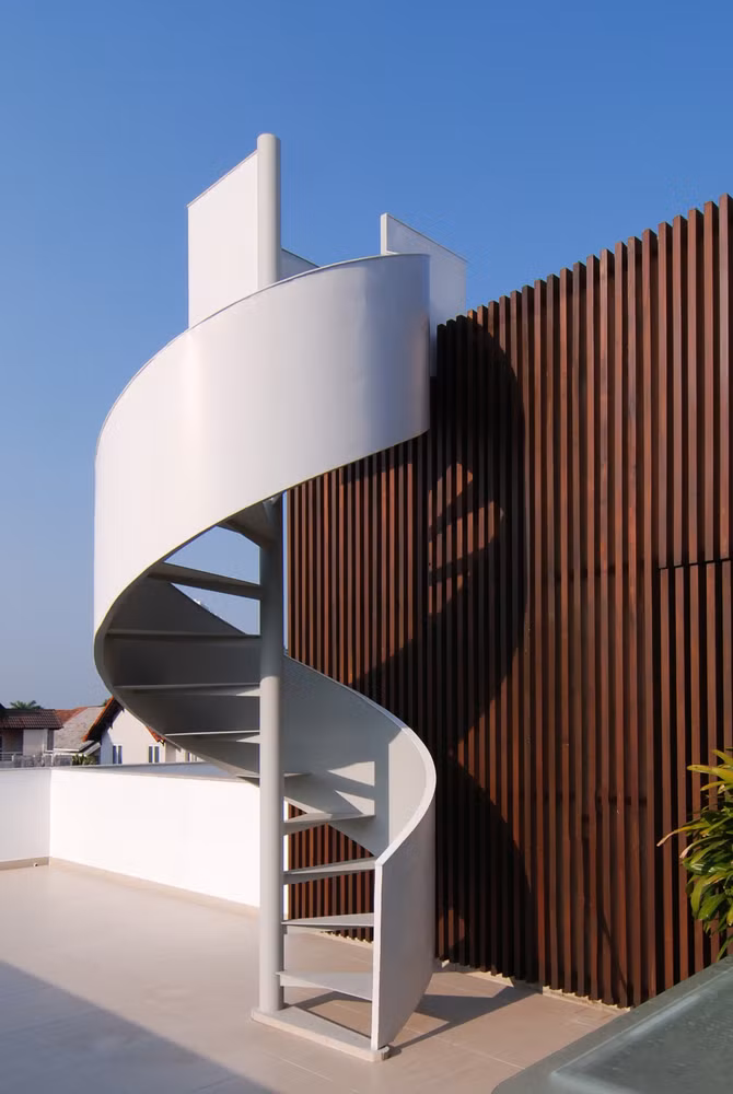 Để giải quyết bài toán này, các kiến trúc sư thiết kế “Đóng bên ngoài, mở bên trong", thông qua giải pháp ngăn che tối đa cách biệt với bên ngoài, và mở rộng không gian tối đa để chào đón ánh sáng tự nhiên.