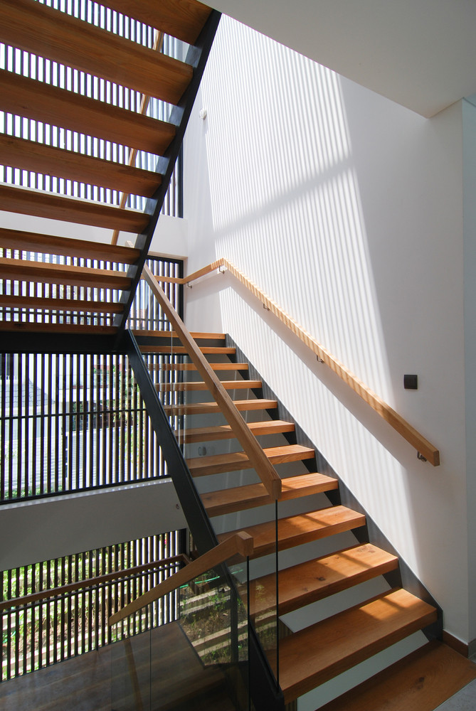 Cầu thang thiết kế đơn giản với gỗ và thép.