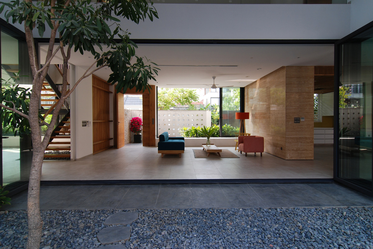 Ngôi nhà đảm bảo tính biệt lập cao, giảm thiểu các tác động ồn ào của bên ngoài với không gian bên trong.