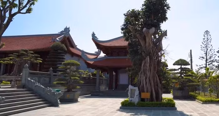 Khuôn viên sân chính của nhà thờ có thể chứa được 800-1000 người, được phủ xanh bởi cây cảnh. Ảnh chụp màn hình NhaTo