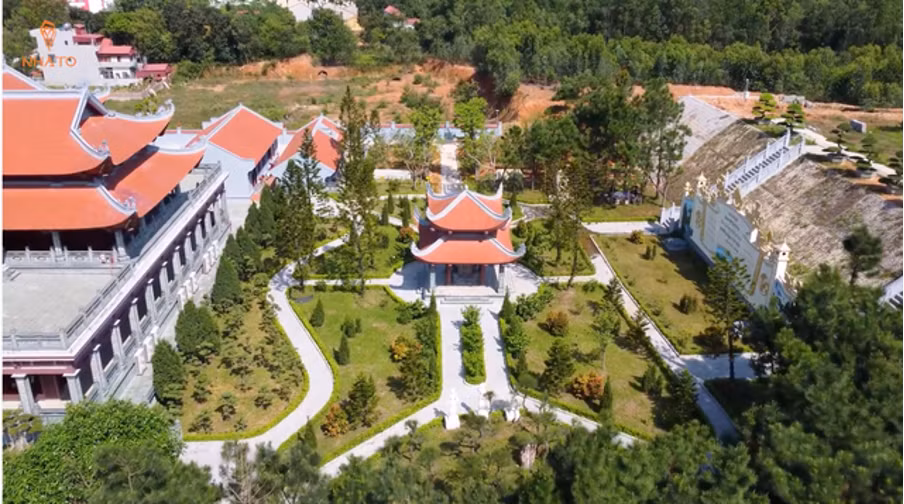 Phía sau nhà thờ chính là khu Vườn danh nhân. Trung tâm vườn có xây dựng các bia đá khắc tên tưởng nhớ công ơn của các danh tướng, danh nhân họ Bùi đỗ khoa bảng, trạng nguyên, tiến sĩ... Ảnh: chụp màn hình NhaTo