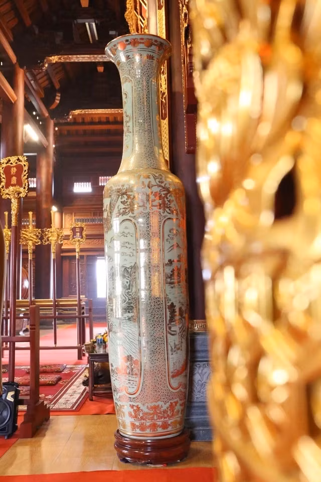 Đôi lục bình cao hơn 3m, trị giá 1,8 tỷ trong khu vực thờ tự chính là một trong những đôi lọ lục bình cao nhất Việt Nam. Ảnh: Nhịp sống thị trường