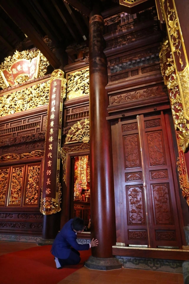 Nhà thờ có 42 cột nặng hơn một tấn, trong đó 41 cột gỗ lim và một cột gỗ trắc. Ảnh: Nhịp sống thị trường