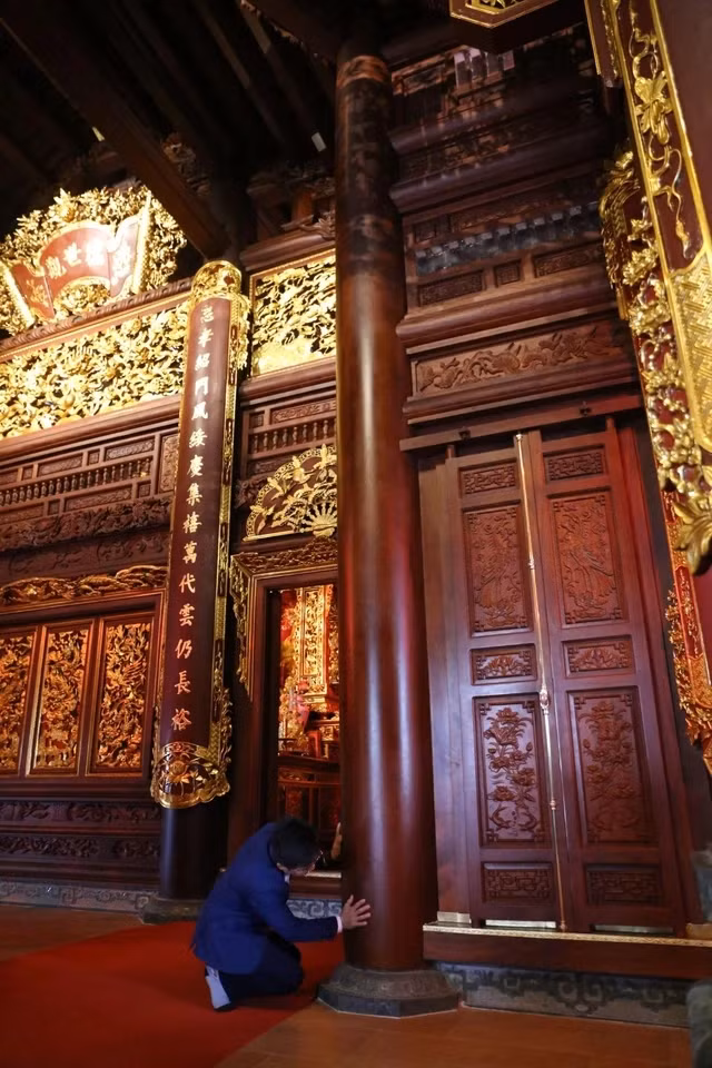 Nhà thờ có 42 cột nặng hơn một tấn, trong đó 41 cột gỗ lim và một cột gỗ trắc. Ảnh: Nhịp sống thị trường