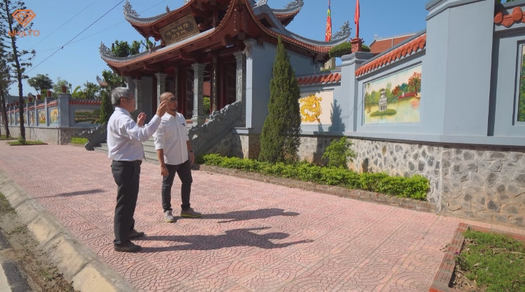 Ngay bên ngoài khu nhà thờ, hai bức tường bao được trang trí cầu kỳ bằng tranh sứ màu công phu. Ảnh: chụp màn hình NhaTo