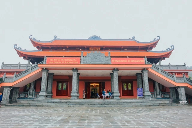 Khu nhà thờ chính gồm 2 tầng. Tầng 1 là hội trường rộng 1.000 m2 có sức chứa 500 người và trưng bày các hiện vật, tranh ảnh về nhà thờ. Ảnh: Nhịp sống thị trường