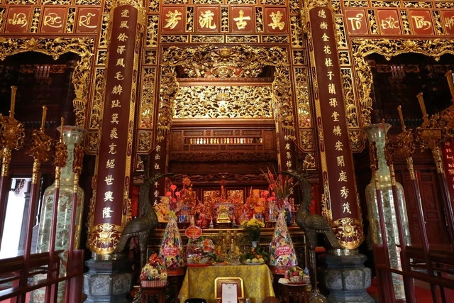 Tầng 2 của nhà thờ chính là khu vực thờ tự, chia thành 7 gian. Không gian thờ được tạo nên bởi chất liệu gỗ quý hiếm, nhiều chi tiết thếp vàng. Ảnh: Nhịp sống thị trường