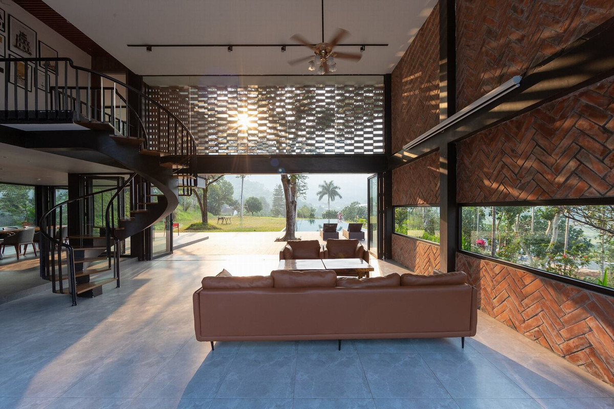 Phòng khách có tầm nhìn ra hồ bơi, cảnh quan thiên nhiên xung quanh.