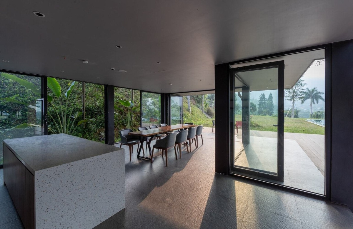 Khu bếp ưu tiên các hệ cửa kính, kết nối con người với thiên nhiên.