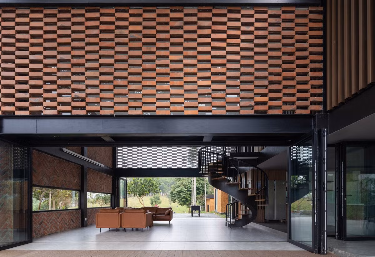 Để che chắn ánh nắng mặt trời phía Tây mà không ảnh hưởng đến tầm nhìn toàn cảnh, kiến trúc sư đưa ra giải pháp sáng tạo liên quan đến hệ thống rèm bằng gạch treo.