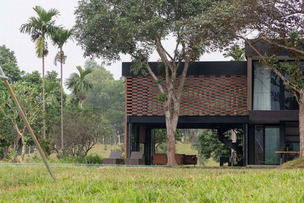 Các vật liệu địa phương như gạch và đá tổ ong được sử dụng để tạo màu sắc và điểm nhấn đặc biệt.