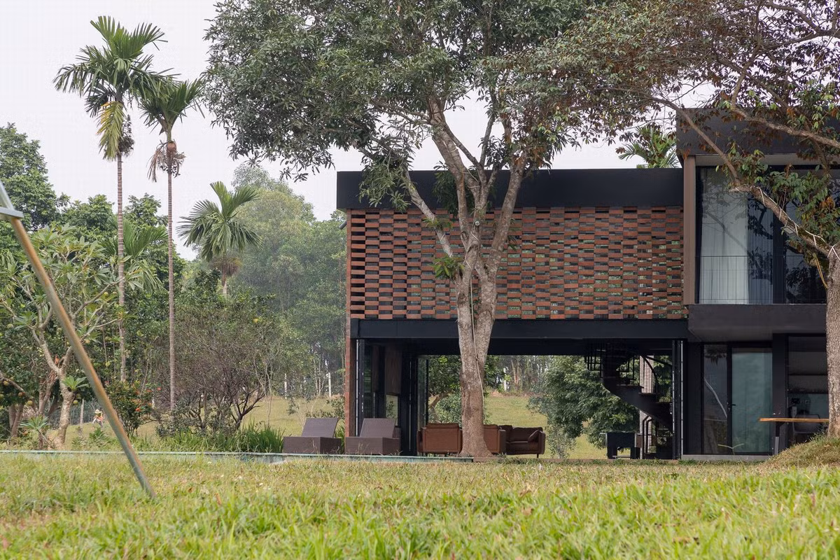 Các vật liệu địa phương như gạch và đá tổ ong được sử dụng để tạo màu sắc và điểm nhấn đặc biệt.